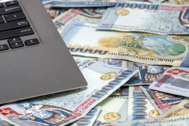 Amd 100.000 banknotta Ermeni Dram'ında bir dizüstü bilgisayarın yakın çekim. Evde dizüstü çalışarak para kazandı. Serbest çalışma para kavramı yapma