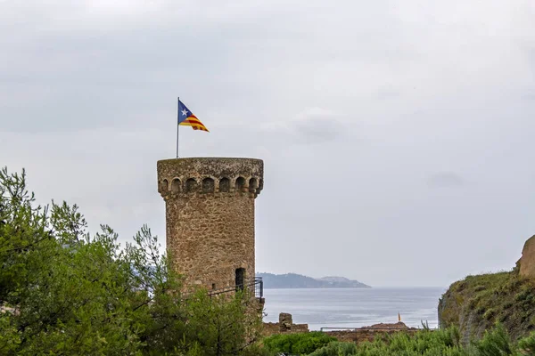 Věž Pevnosti Vila Vela Tossa Mar Španělsko Katalánsko Katalánskou Vlajkou — Stock fotografie