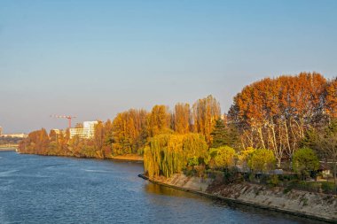 Paris'te Seine nehri Perspektif görünümü, Mavi gökyüzü altında günbatımı ışık ile aydınlatılmış banka renkli sonbahar ağaçları ile Fransa