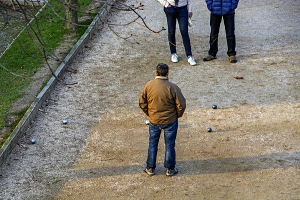 Ludzie Grający Petanque Parku Publicznym Paryżu Francja — Zdjęcie stockowe