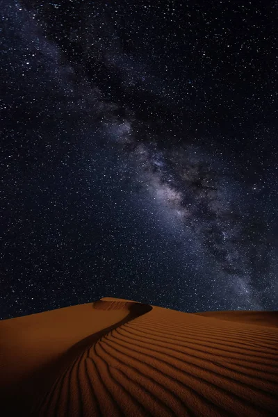 Dunas Arena Onduladas Por Viento Bajo Cielo Nocturno Estrellado Vía — Foto de Stock