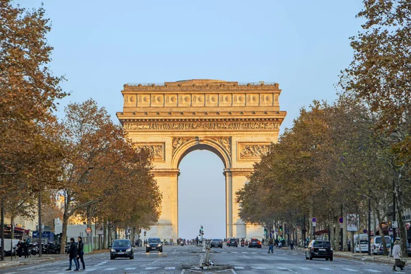法国巴黎 2018年11月17日 卡鲁塞尔凯旋门的透视 黄色背心下的落日灯照亮胜利拱门 交通信号灯亮起 — 图库照片