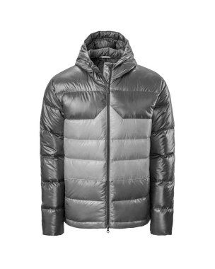 Beyaz arka planda izole edilmiş gümüş kapüşonlu, sıcak spor kabarık ceketli erkekler. Hayalet manken fotoğrafçılığı