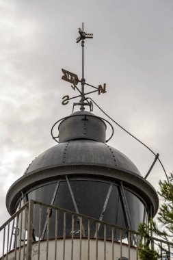 İspanya, Costa Brava 'daki Tossa de Mar' daki eski deniz fenerinin tepesinde. Düşük açı görünümü
