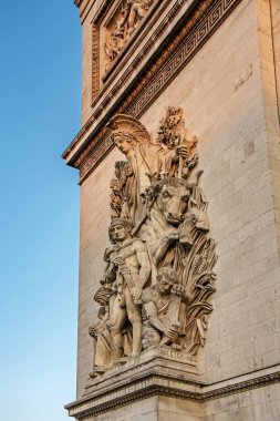 Zafer Takı 'nın ayrıntıları gün batımında aydınlatılacak. Zafer Kemeri 'nin heykel grubu. Ark, Fransa 'nın Paris kentindeki en ünlü anıtlardan biridir. Düşük açı görünümü