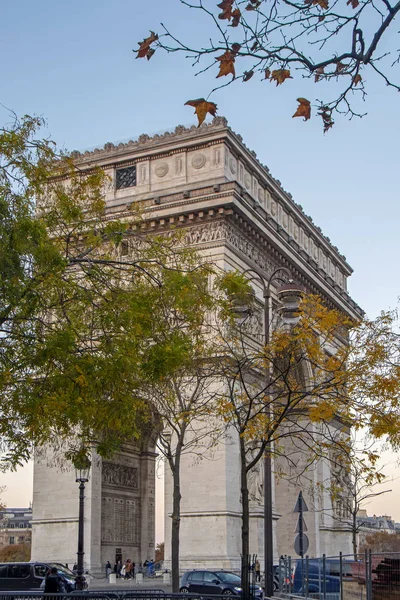 Arc Triomphe Diadalív Őszi Fákkal Előtérben Naplementekor Párizsban Franciaországban — Stock Fotó