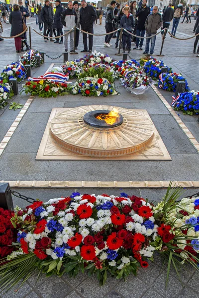 Paryż Francja Listopada 2018 Wieczny Płomień Grobowca Nieznanego Żołnierza Otoczony — Zdjęcie stockowe