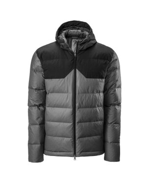 Beyaz arka planda izole edilmiş gri kapüşonlu, sıcak spor kabarık ceketli erkekler. Hayalet manken fotoğrafçılığı