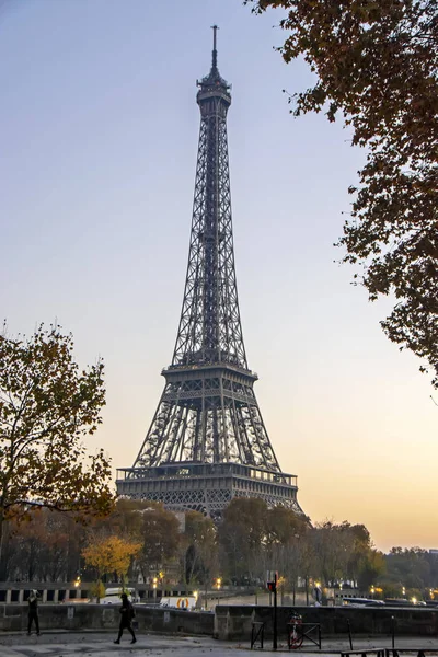 Verticaal Uitzicht Eiffeltoren Bij Seine Rivier Parijs Frankrijk Bij Zonsondergang — Stockfoto