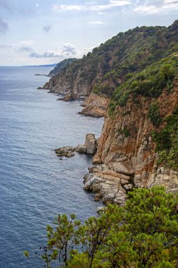 Costa Brava 'daki İspanyol Akdeniz kıyısının güzel dikey manzarası. Tossa de Mar köyündeki ortaçağ şatosundan görüntü