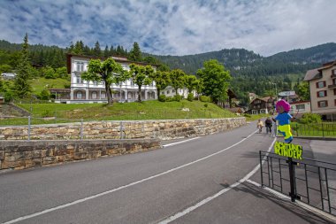 Beatenberg, İsviçre - 18 Haziran 2015: Çocukçuluk ve Almanca 