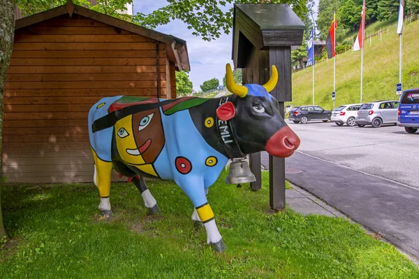 Beatenberg Zwitserland Juni 2015 Traditioneel Beschilderd Kleurrijk Koeienplastic Beeldhouwwerk Voor — Stockfoto