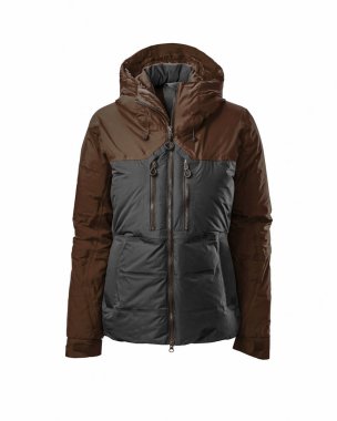 Beyaz arka planda izole edilmiş siyah kapüşonlu, sıcak spor kabarık ceketli kadın kahverengisi. Hayalet manken fotoğrafçılığı