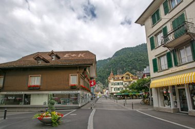Interlaken, İsviçre - 18 Haziran 2015: Cityscape eski şehir. Geleneksel mimari konutlar ve İsviçre tarihi. Alplerdeki sokak köyünün manzarası. Seyahat yeri ve tatil