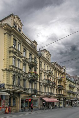 Interlaken, İsviçre - 18 Haziran 2015: Cityscape eski şehir. Geleneksel mimari konutlar ve İsviçre tarihi. Alplerdeki sokak köyünün manzarası. Seyahat yeri ve tatil