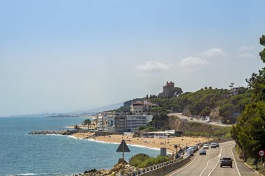 Gök mavisi denizi, kumlu plajı, mavi gökyüzü ve Costa Brava, Katalonya, İspanya 'daki tepedeki antik şatosu.