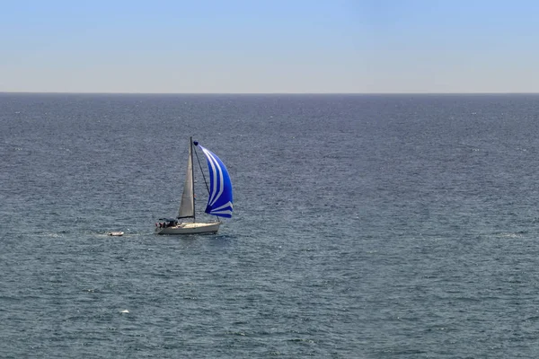 Самотній Сучасний Вітрильник Плаває Спокійній Блакитній Воді Коста Браві Каталонія — стокове фото