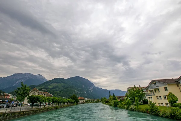 スイスのインターラーケンでターコイズブルーの水でアレ川の広い角度の視点背景にスイスアルプス劇的な曇りの空の下で — ストック写真