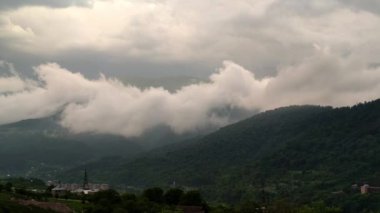 Ermenistan, Dilijan 'da uçan dramatik bulutların altında yeşil ormanlarla kaplı güzel dağlar. Kuşlar ötüyor, doğanın sesi