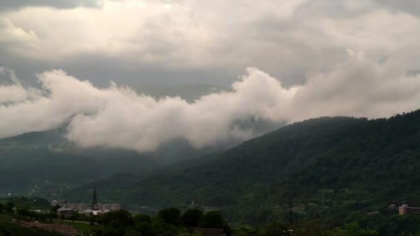 Gyönyörű Hegyek Borított Zöld Erdő Alatt Repülő Drámai Felhők Dilijan — Stock videók