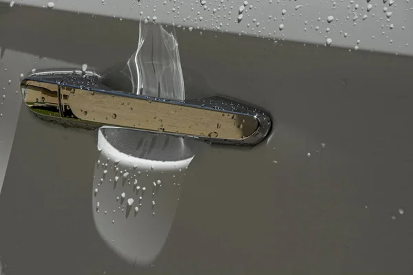 Nahaufnahme Des Nassen Nickel Türgriffs Einer Weißen Autotür Mit Wassertropfen — Stockfoto