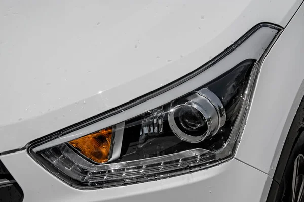 Κοντινό Υγρό Εμπρόσθιο Φως Ενός Σύγχρονου Λευκού Αυτοκινήτου Σταγόνες Νερού — Φωτογραφία Αρχείου
