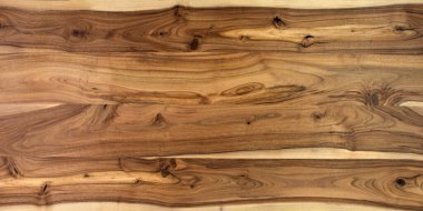 Masa ahşap yüzeyi doğal cevizden. Düğümleri ve güçlü çizgileri olan zengin ahşap desenli arka plan. Boşluğu kopyala