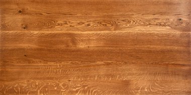 Doğal kayın ağacından masa ahşap yüzeyi. Düğümleri ve güçlü çizgileri olan zengin ahşap desenli arka plan. Boşluğu kopyala