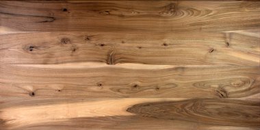 Masa ahşap yüzeyi doğal cevizden. Düğümleri ve güçlü çizgileri olan zengin ahşap desenli arka plan. Boşluğu kopyala