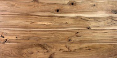 Masa ahşap yüzeyi doğal cevizden. Düğümleri ve güçlü çizgileri olan zengin ahşap desenli arka plan. Boşluğu kopyala