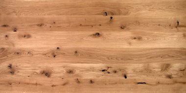 Doğal meşeden masa ahşap yüzeyi. Düğümleri ve güçlü çizgileri olan zengin ahşap desenli arka plan. Boşluğu kopyala