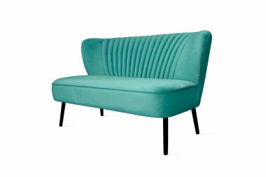 Beyaz arka planda izole edilmiş ahşap bacaklı turkuaz kumaş kanepe. Moda konforlu tek parça mobilya. Lüks kadife koltuk manzarası. İç nesne. Mobilya serisi