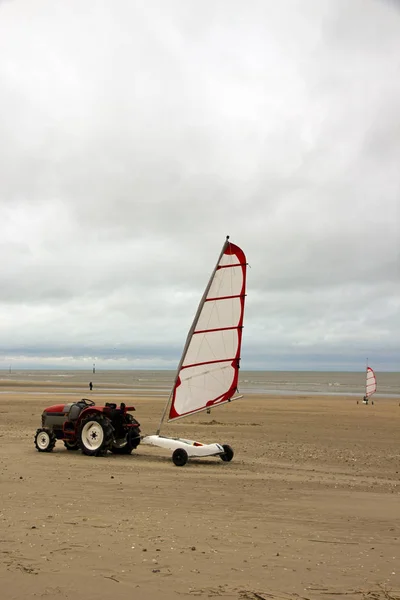 Трактор Песчаная Яхта Пляж Норфеи Трувиль Франция — стоковое фото