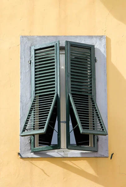 Gröna Fönster Gul Bakgrund Toscana Italien Fönsterluckor Som Stängt Varm — Stockfoto