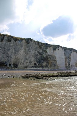Dieppe, tehdit kareden bir gökyüzü altında plaj (Seine-Maritime France)