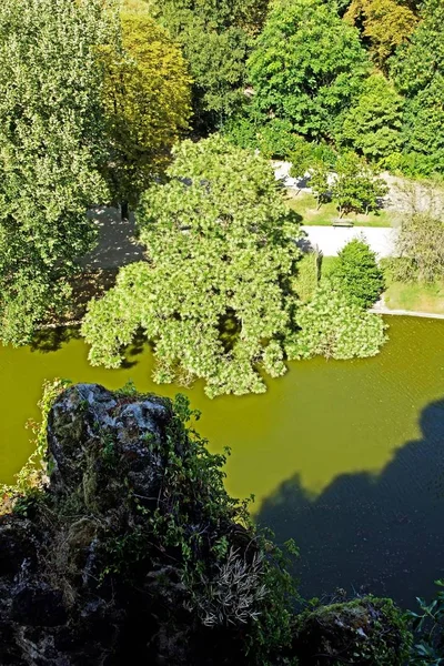 Buttes Chaumont Verticalidade Famoso Parque Parisiense Cima Num Dia Quente — Fotografia de Stock