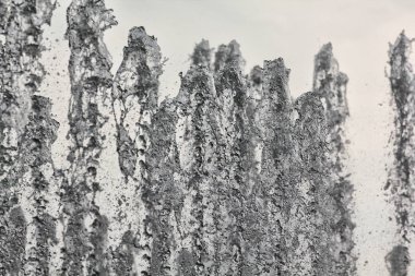 su dans ediyor. Çeşme