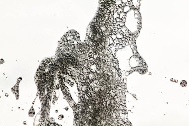 su dans ediyor. Çeşme