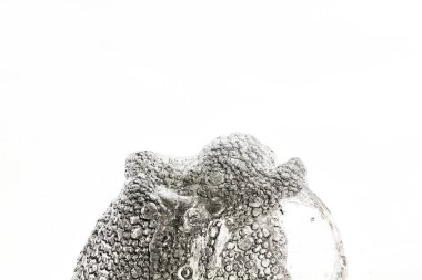 su dans ediyor. Çeşme