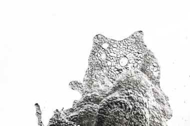 su dans ediyor. Çeşme