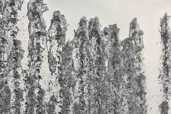 su dans ediyor. Çeşme