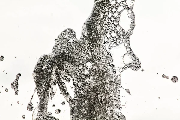 su dans ediyor. Çeşme