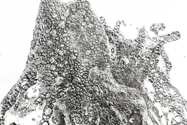 su dans ediyor. Çeşme