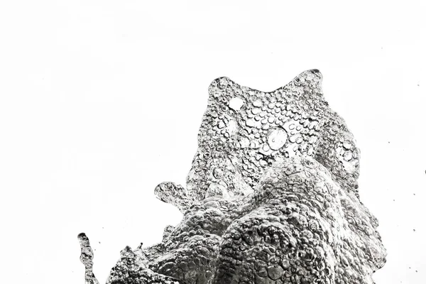 su dans ediyor. Çeşme