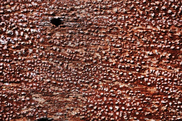 Pintura descascando velha em uma superfície de madeira. fundo da parede retro pintado em tinta vermelha — Fotografia de Stock