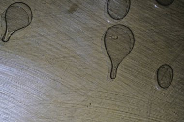 damlalar ve bunların şeffaf plastik üzerindeki yansımaları grunge arkaplan oluşturur