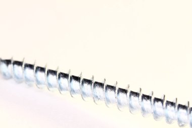 Vidalara yakın çekim, demir vidalar, beyaz arka planda izole ahtan vidalar.