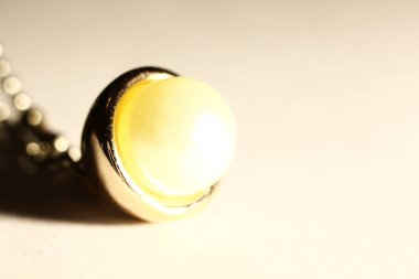 İzole romantik parlak inci boncuk beyaz bir arka planda.