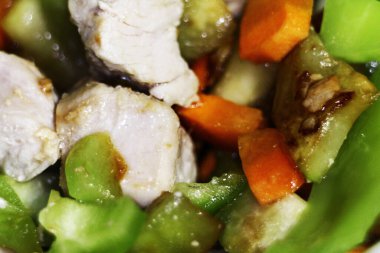 Sebzeli kızarmış hindi. yakın plan.