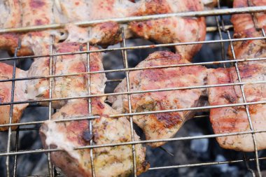 Izgarada biftek. kızarmış parçalar